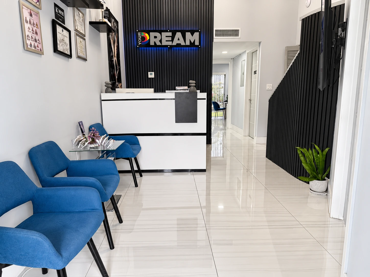 Recepción de Your Dream con el logo y las sillas azules